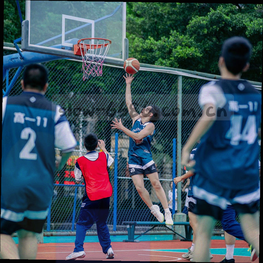 日历纸页与手写提醒便签叠放俯拍，局部特写，光线柔和